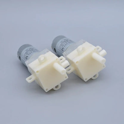 Bomba de agua autocebante de CC miniatura GDB-390T: compacta y versátil para un funcionamiento eficiente.